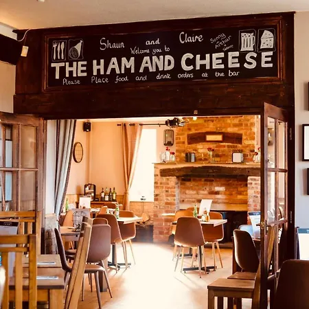Мини-отель The Ham And Cheese